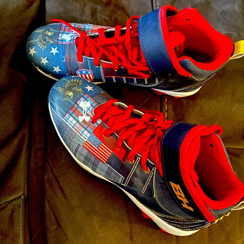 Under Armour Youth Baseball cleats size 4.